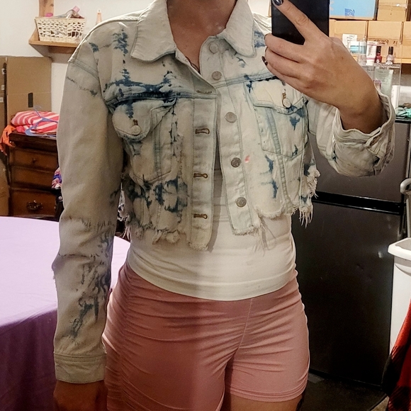 Guess White Denim Jacket with Light Blue Accents - Picture 9 of 12
